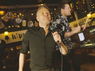 Musiikkivideo - Lumottu Apina - Tuoppia Pöytään