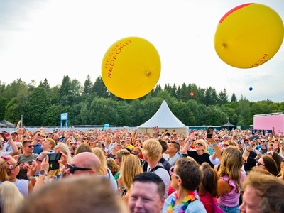 Festariyleisö ja suuret ilmapallot tapahtumakuvassa