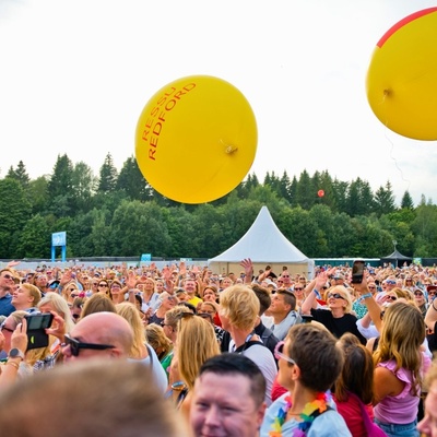 Festariyleisö ja suuret ilmapallot tapahtumakuvassa