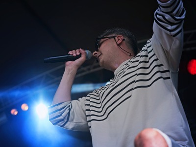 Artisti esiintymässä lavalla konserttivalossa
